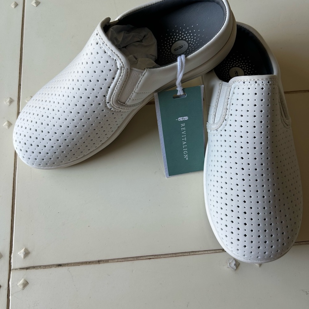 REVITALIGN Women's Light Gray Siesta Slip-Ons